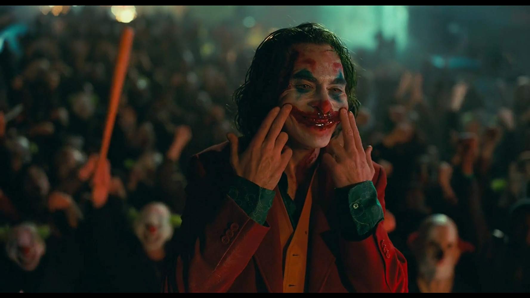 Joker alzándose ante la muchedumbre
